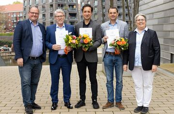 Gruppenbild mit Professoren, Hochschulpräsident und Dekanin