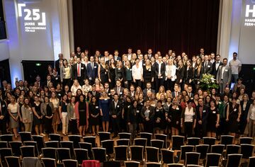 Gruppenfoto der Absolventinnen und Absolventen bei der HFH-Absolventenfeier 2023