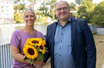 Bild mit Blumenstrauß Professorin Gaede-Illig und Professor Binckebanck