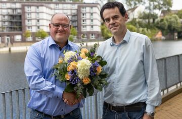 HFH-Präsident Prof. Binckebanck überreicht Blumen an Dekan Prof. Siemer