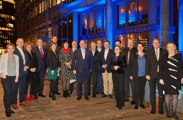 Gruppenfoto der Gäste der Festveranstaltung