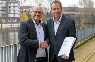 Prof. Dr. Lars Binckebanck und Prof. Dr. Wolf-Eckhard Kautz schütteln Hände bei Urkundenübergabe