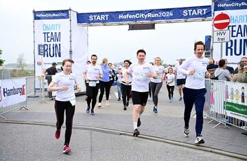 Das HFH-Team beim HafenCity Run 2024 startet.