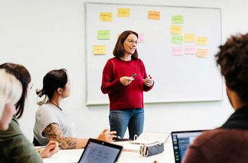 Dozentin referiert vor Whiteboard