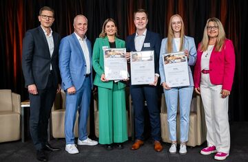 Gruppenfoto mit 6 Personen und den Gewinnern und Gewinnerinnen des Logistik-Nachwuchswettbewerbs 2024