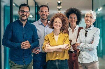 Gruppe aus drei Frauen und zwei Männern lachend