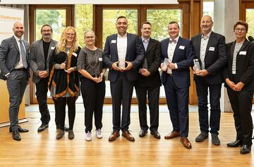 Gruppenfoto mit Preistragenden und Veranstaltenden des Studienpreises des BV der Fernstudienanbieter