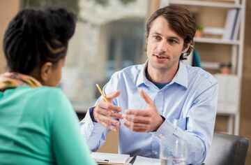 Reakkreditierung der HFH-Bachelorstudiengänge Psychologie und Wirtschaftspsychologie. Ein Mann und eine Frau unterhalten sich.