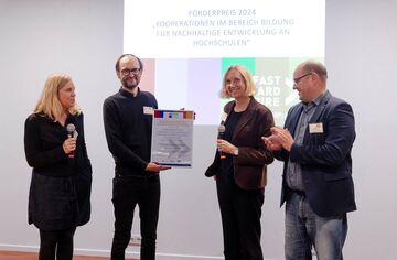 4 Preisträger:innen des Förderpreises 2024 mit Urkunde