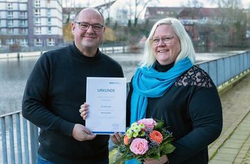 HFH-Präsident Prof. Dr. Lars Binckebanck überreicht Ernennungsurkunde an Prof. Dr. Eske Jung