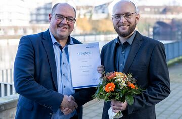 HFH-Präsident Prof. Dr. Lars Binckebanck überreicht Ernennungsurkunde an Prof. Dr. Björn Gwiasda zur Professur im Master Maschinenbau