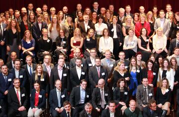 Gruppenfoto der HFH Absolventen und ihrer Professoren 2018 HFH Absolventenfeier 2018