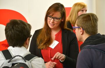 HFH-Masterstudentin Laureen Jur-Grote während einer Messe