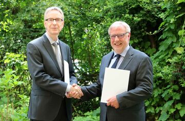 Kooperationsvertrag: Prof. Dr. Johannes Wolf (l.), Kanzler der HFH, und Joachim Kreter, Leiter der BBS Handel