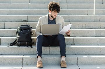 Abgelehnter Masterstudent sieht sich Zulassungsbescheid an.