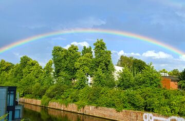 Regenbogen über Kanal in Hamburg
