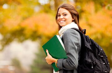 Studentin mit Buch beginnt im Herbst Studium.