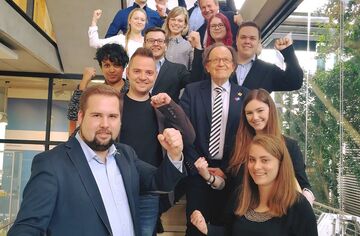 Verhandlungsgruppe Tarifvertrag für Azubis Verhandlungsgruppe mit Nina Rüter und Frank Bsirske auf Treppe