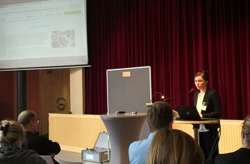 Vortrag Dr. Anja Günther beim CHE Vortragende bei Präsentation vor Gruppe