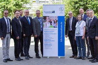 Verantwortliche der Hamburger Fern-Hochschule und des Reinhard-Mohn-Berufskollegs mit Roll-up