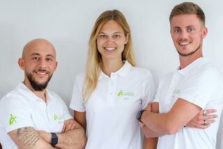 Die drei Gründer:innen der Physiotherapiepraxis