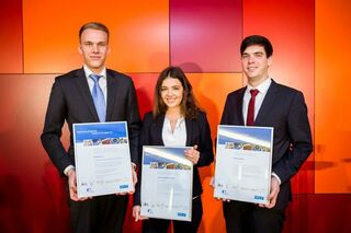 Gewinner des DSLV-Wettbewerbs mit Urkunde