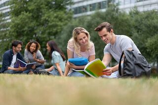 Studierende auf Wiese