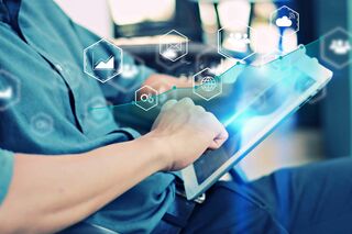 Mann bedient sein Tablet - Icons zeigen die Nutzungsmöglichkeiten an