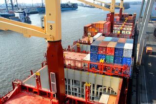halbbeladenes Containerschiff