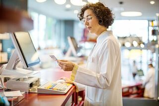 Medizinerin an Computer mit digitaler Gesundheitskarte