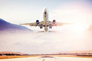 Ein startendes Passagierflugzeug von unten