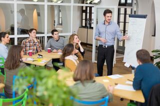 Dozent vor Studenten