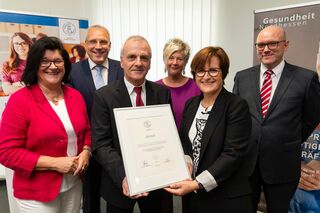 Feierliche Übergabe der Urkunde mit Beteiligten der GNH und der HFH