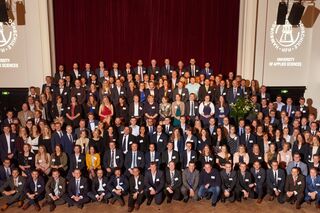 Gruppenfoto der Absolventinnen und Absolventen der HFH