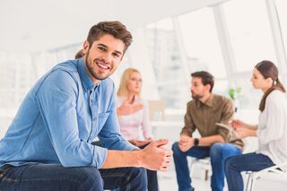 Studierender in Gruppengespräch