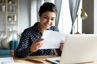 Junge Frau mit Notebook und Papier
