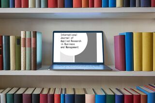 Notebook in Bücherregal