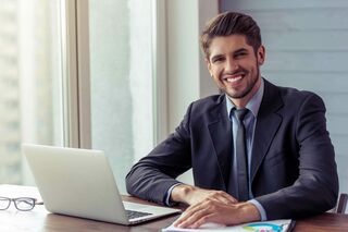 Business-Mann mit Notebook