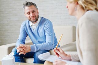 Mann auf Couch in Beratungssituation
