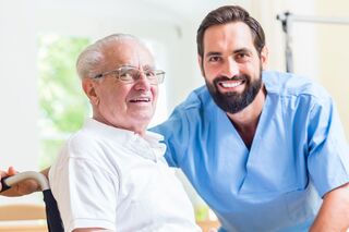 Senior und Pfleger