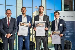Die drei Gewinner des Logistik-Nachwuchspreis bei der Preisverleihung.