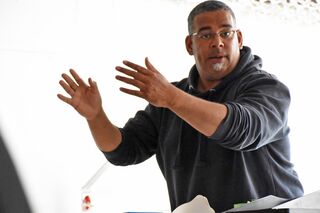 Dozent gestikuliert im Seminar