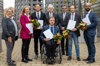 Gruppenbild mit acht Personen: HFH-Professoren, Präsident und Dekanen