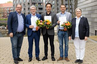 Gruppenbild mit Professoren, Hochschulpräsident und Dekanin