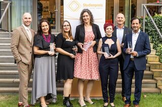 Gruppenbild der Gewinner:innen der Studienpreise 2023 des Bundesverbands der Fernstudienanbieter