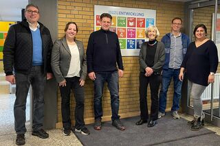 Gruppenbild mit Professor:innen und Lehrer:innen