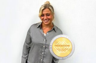 Studienpreis Gewinnerin Portrait Alina Vielhaber mit Siegel des BV