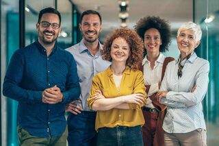 Gruppe aus drei Frauen und zwei Männern lachend