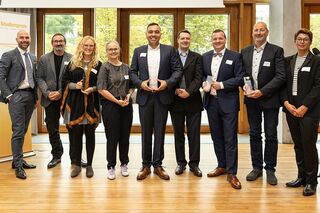 Gruppenfoto mit Preistragenden und Veranstaltenden des Studienpreises des BV der Fernstudienanbieter