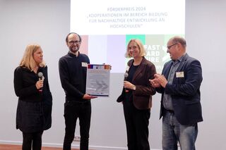 4 Preisträger:innen des Förderpreises 2024 mit Urkunde